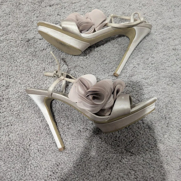 Kate Preston Heels Size 8 Champagne color with floral detail - Picture 3 of 7